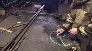 Скамейка качели из металла своими руками. Кованые качели скамейка своими руками. Скамейка качели.
