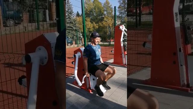Упражнения на уличном тренажере "Бицепс" для спортивной площадки