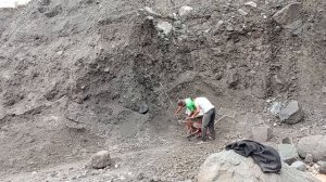 Строительство, наши шахтёры пытаются скинуть большой камень