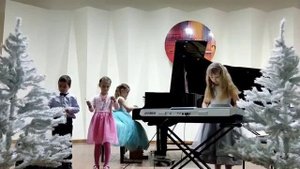 Песенка про ёлочку  "Маленькой ёлочке холодно зимой"