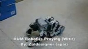 Робот совершает намаз