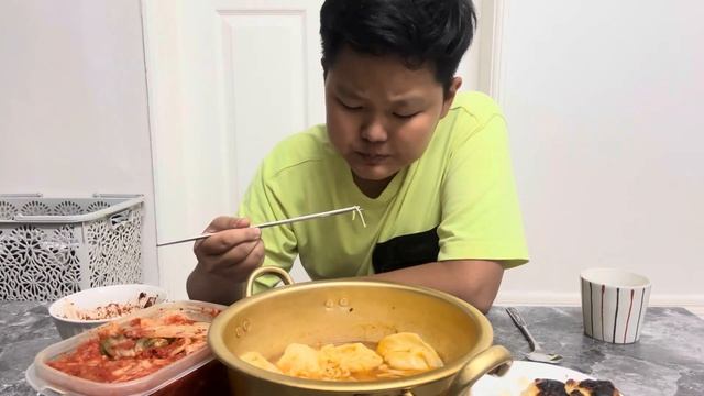Мукбанг от Жеки|рамен с пелемешками