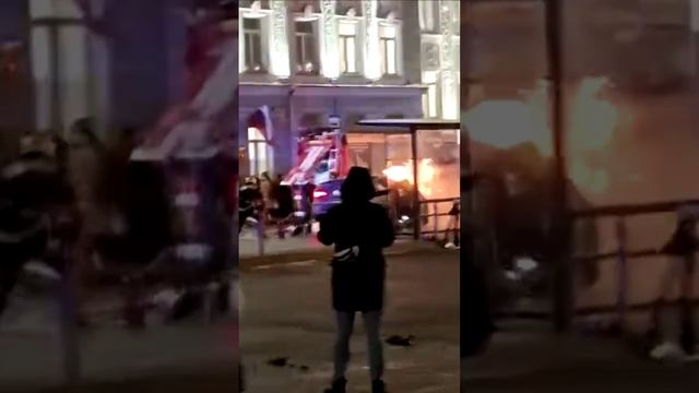 БМВ врезалась в автобус на Воздвиженке в Москве