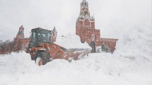 Москва утонула в снегу. Сугробы растут, установлены первые зимние рекорды
