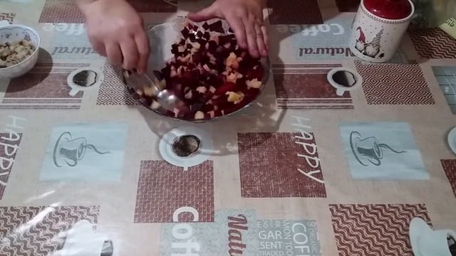 САЛАТ С СЕЛЕДКОЙ И СВЕКЛОЙ ! БЫСТРЫЙ, ВКУСНЫЙ И ПРОСТОЙ ! САЛАТ ПЯТИМИНУТКА !