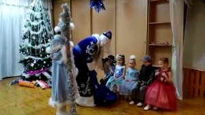дед мороз и снегурочка пришли на новый год к детям детского сада