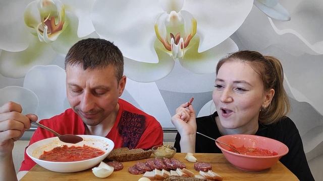 МУКБАНГ БОРЩ С САЛОМ, СЫРОКОПЧЕННОЙ КОЛБАСОЙ И ДОМАШНИМ ХЛЕБОМ | MUKBANG RUSSIAN BORSCHT