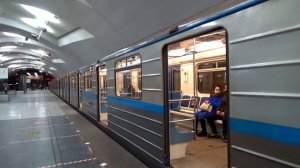 Электропоезд 81-717/714.6 "Шестёрка" №33 на станции метро Шипиловская