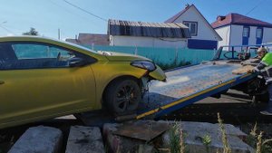 Снимаем автомобиль с бетонного блока эвакуатором