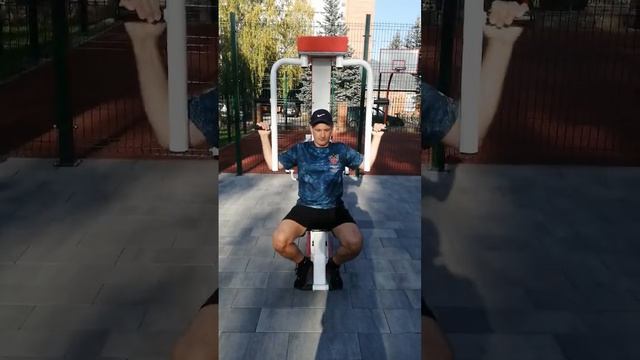 Упражнения на уличном тренажере "Сведение рук" для спортивной площадки