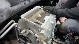 Замена испарителя на автомобиле Toyota Prada