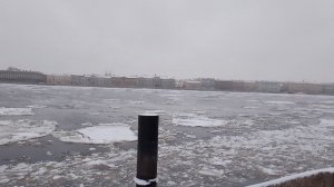 Нева. Зимний ледоход.