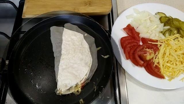 Быстрый завтрак из лаваша и фарша.