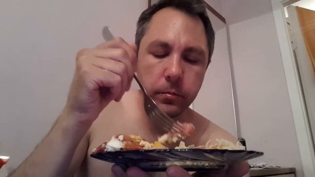 ASMR EATING SOUNDS. МАКАРОНЫ С КОЛБАСОЙ, СЫРОМ, ЖАРЕНЫМ ЯЙЦОМ И КЕТЧУПОМ.