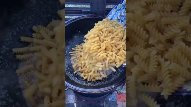 Макароны по-флотски в казане на костре#shorts #рецепт #еда #вкусно #макароны #по-флотски#cooking # смотреть онлайн
