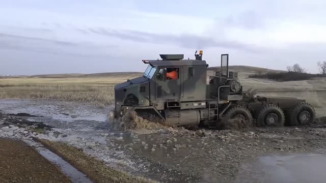 ГРУЗОВИКИ НА БЕЗДОРОЖЬЕ И НЕВЕРОЯТНО КРУТЫЕ ВОДИТЕЛИ