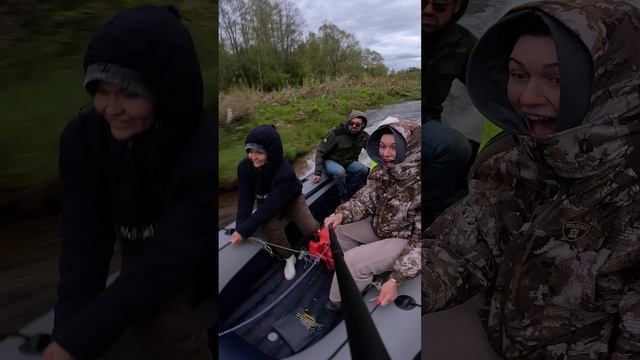 Катаю девочек на водометной лодке!