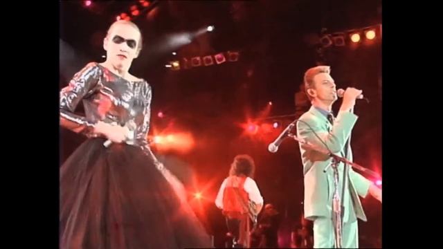 David Bowie, Annie Lennox & Queen – Under Pressure [1992 London, Freddie Mercury Tribute Concert] H смотреть онлайн