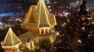 Сказочные эльфы, сладкие подарки и огромный каток: Санта-Клаус приехал в Ереван