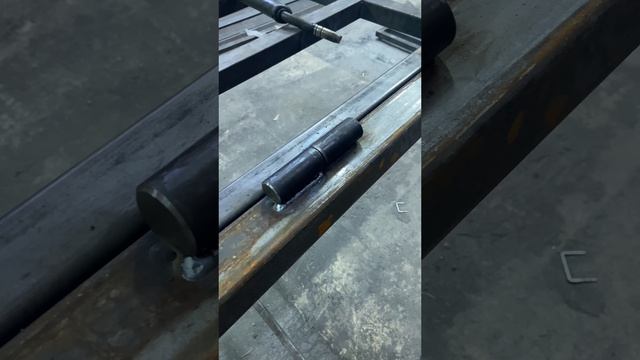 Приварка шарниров на распашных воротах смотреть онлайн