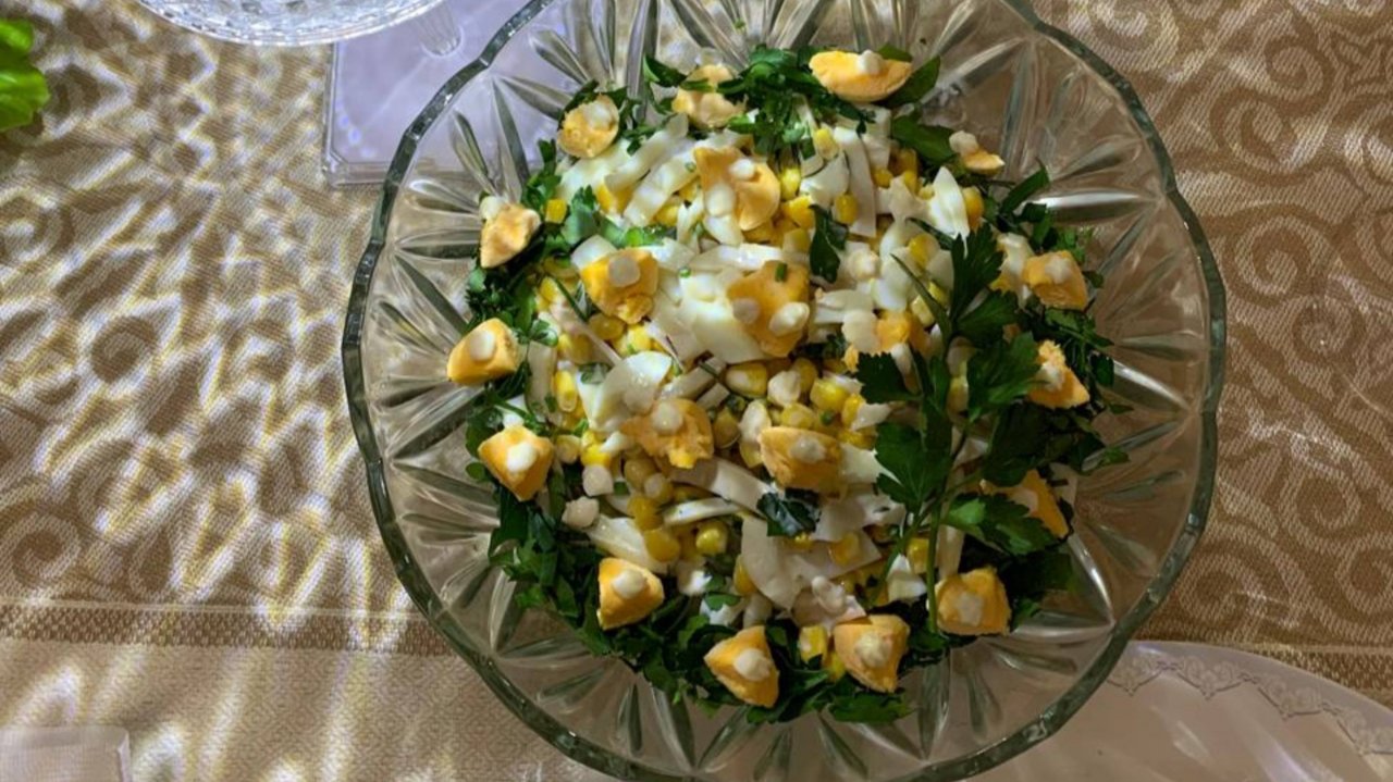 Салат с кальмарами.