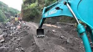 Строительство, экскаватор копает песок