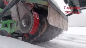 Мототолкач Бтс преодолевает на снегу . Натяжной башмак для ведущий цепь