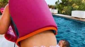 Софочка и Аленька играются в бассейне 💦 🌊