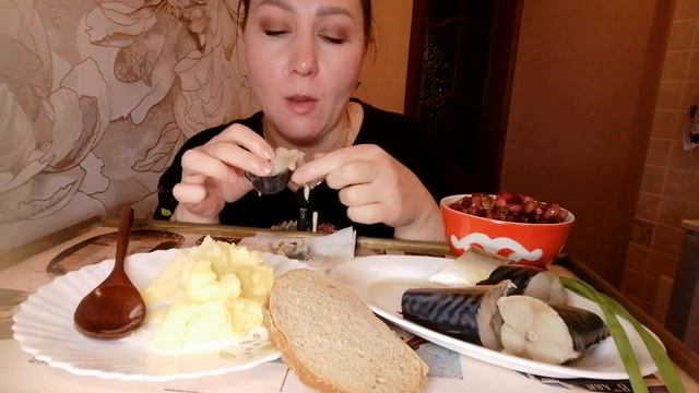 МУКБАНГ СКУМБРИЯ ДОМАШНЕГО ПОСОЛА🔥ПЮРЕ, САЛАТ😋НЕ УЖИН А ПЕСНЯ 💃