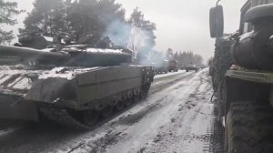 Движение танковой колонны российских войск на Киев.