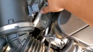 How to: Remove the Mass Air Flow MAF Sensor from a 2016 Chevrolet Malibu