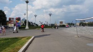 Парк ВДНХ в Москве. Прогулка по фонтану ВДНХ