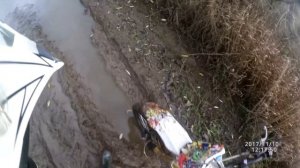 На питбайке по грязи месу.