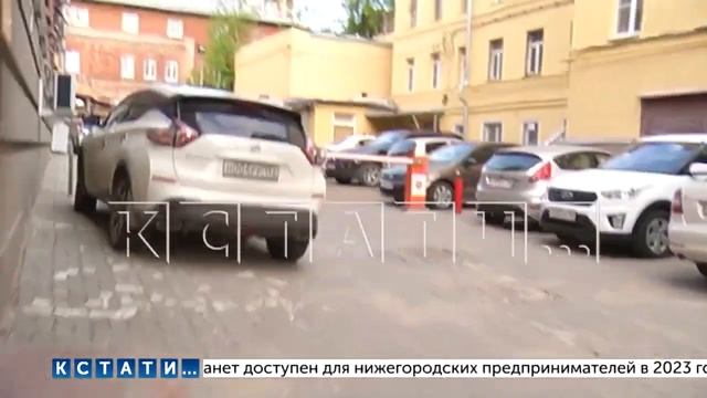 Водители на дорогих автомобилях прячут номера, чтобы сэкономить 60 рублей на парковке