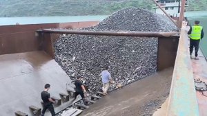 Строительство, разгрузка баржи