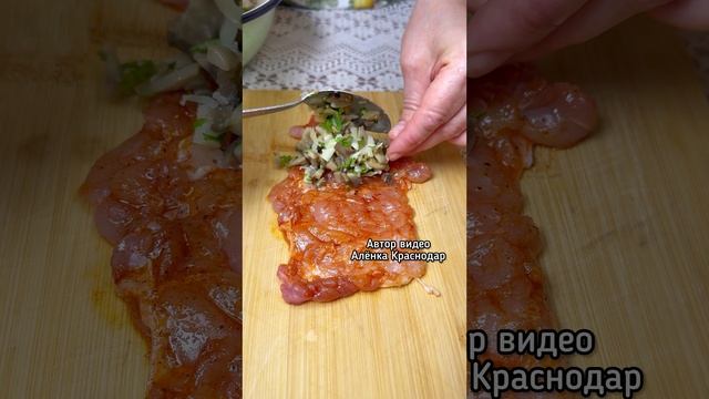 Вкусные куриные рулетики с грибами и сыром на праздничный стол.