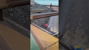 Строительство , разгрузка баржи