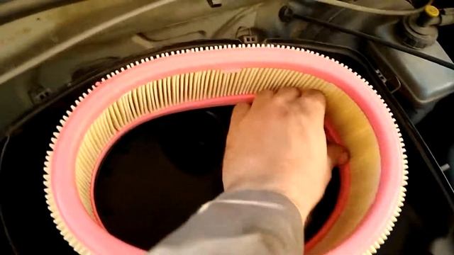 Как поменять воздушный фильтр на Рено Логан, Рено Сандеро, Лада Ларгус, Дачия Логан смотреть онлайн