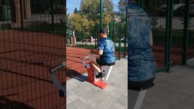 Упражнения на уличном тренажере "Тяга к груди" для спортивной площадки