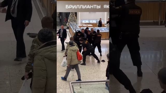 В московском ТРЦ «Щелковский» охранники жёстко задержали пьяных абу-бандитов .