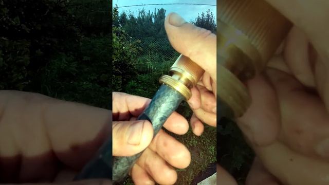 Что надеть на поливочный шланг для удобного полива ?) #shorts
