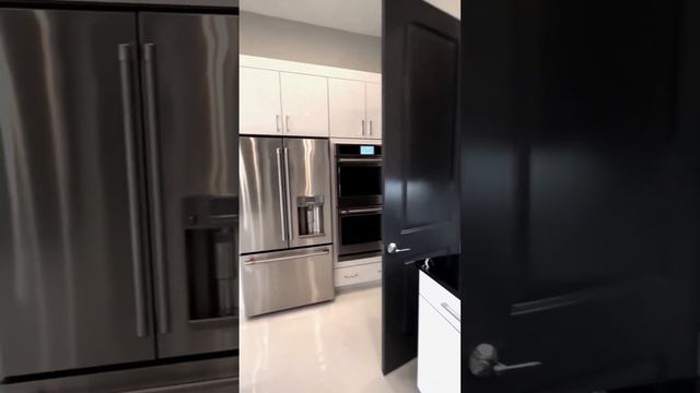 Просторная американская белая кухня с чёрной столешницей #современнаякухня #кухни #home