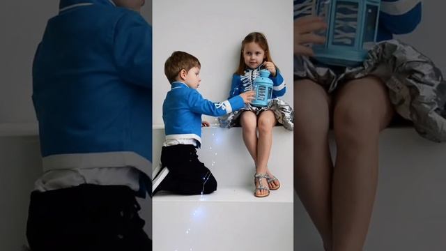 НОВОГОДНЕЕ НАСТРОЕНИЕ🤍
Голубые мундиры от STELLA MCCARTNEY KIDS - что может быть еще более новогод