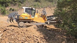 Строительство, срезаем горный склон, дорога продолжение