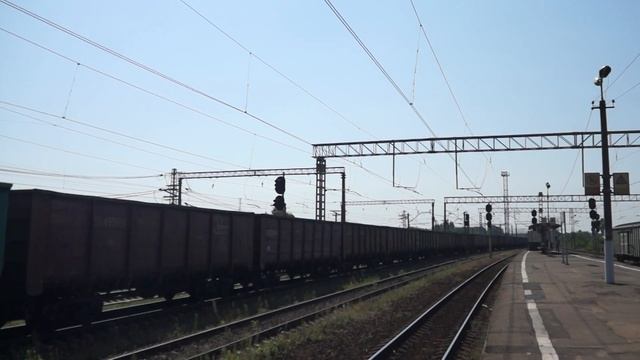 ВЛ11.8-797/796А с грузовым поездом проезжает станцию Михнево. смотреть онлайн