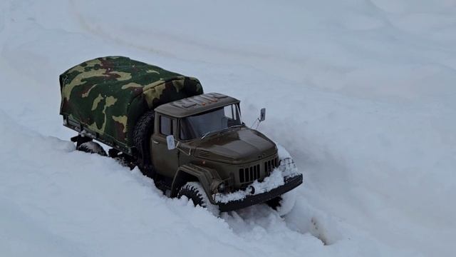 По свежему снегу на Зил-131 в масштабе 1:16 WPL смотреть онлайн