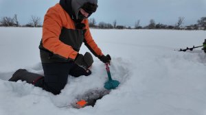 СРАЗУ НАЧАЛИСЬ СРАБОТКИ!!!  Рыбалка на жерлицы и мормышку.