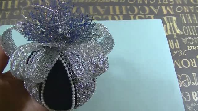 Ёлочная игрушка . Декор шара бархатом .
