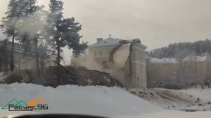 Разрушение здания гусеничным экскаватором: мощь и точность