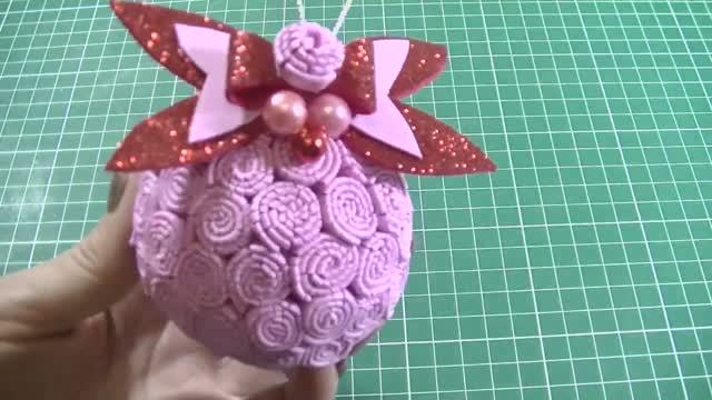 Ёлочная новогодняя игрушка . Декор шара фоамираном .